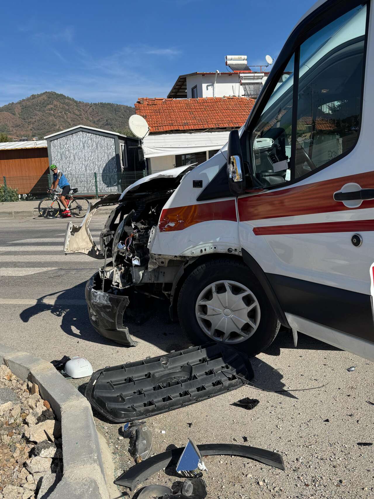 Muğla’da Ambulansla Hafif Ticari Araç Çarpıştı: 2 Yaralı 2